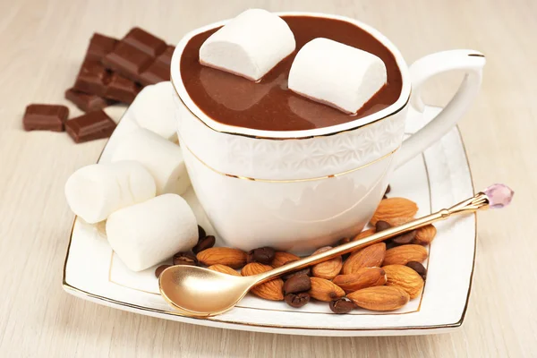 Tasse heiße Schokolade auf dem Tisch, Nahaufnahme — Stockfoto