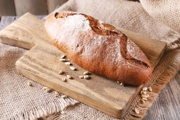 Roti segar di meja kayu, tutup — Stok Foto
