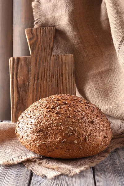 Pan fresco en la mesa de madera, de cerca —  Fotos de Stock