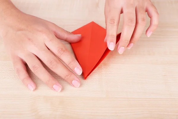 Mãos fazendo figura de origami — Fotografia de Stock