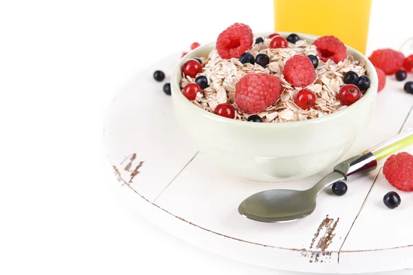 Tasty oatmeal with berries in bowl close-up — Stock Photo, Image