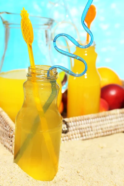 Delicious cocktails on beach, close-up — Stock Photo, Image