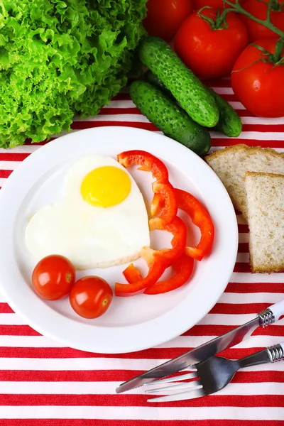 Uova strapazzate con verdure servite sul piatto su fondo tessuto — Foto Stock