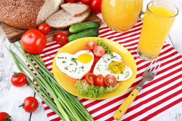 Scrambled eggs with vegetables and juice served in plate on napkin — Stock Photo, Image