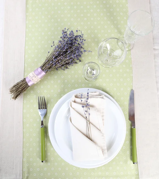 Matbord inställningen med lavendel blommor på tabellbakgrund — Stockfoto