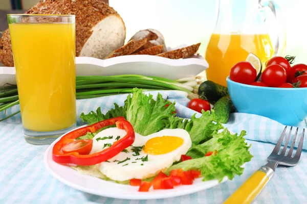 Huevo revuelto con verduras y jugo servido en plato sobre fondo de tela — Foto de Stock