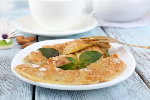 Gesüßte gebratene Banane auf Teller, Nahaufnahme — Stockfoto