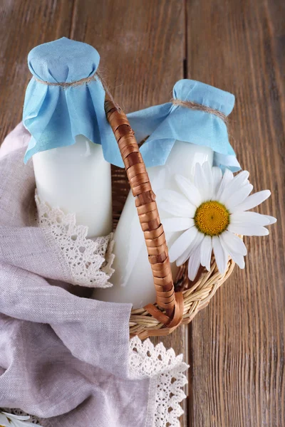 Lekkere snack in mand op houten achtergrond binnen — Stockfoto