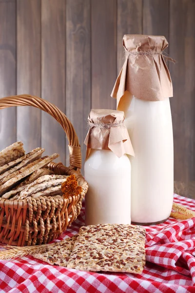 Sabroso snack en cesta sobre fondo de madera interior —  Fotos de Stock