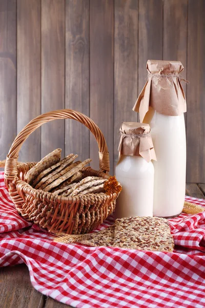 Sabroso snack en cesta sobre fondo de madera interior — Foto de Stock