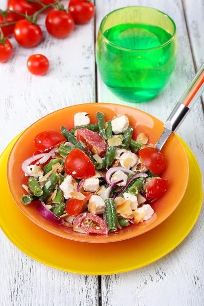 Colazione fresca a base di insalata di verdure servita in tavola — Foto Stock