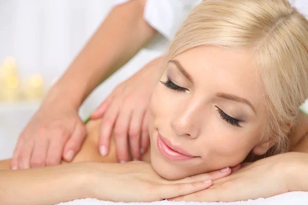 Mujer en el salón de spa — Foto de Stock