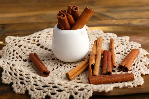 Copa redonda blanca con condimento en una servilleta de encaje blanco sobre fondo de madera marrón — Foto de Stock