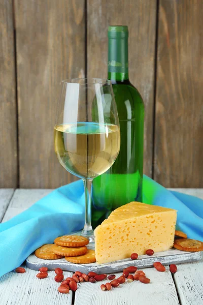 Вино, сир і крекери на дерев'яному столі крупним планом — стокове фото