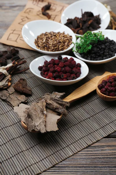 Ingredientes tradicionales de la medicina herbal china con jeroglíficos no reales, primer plano — Foto de Stock