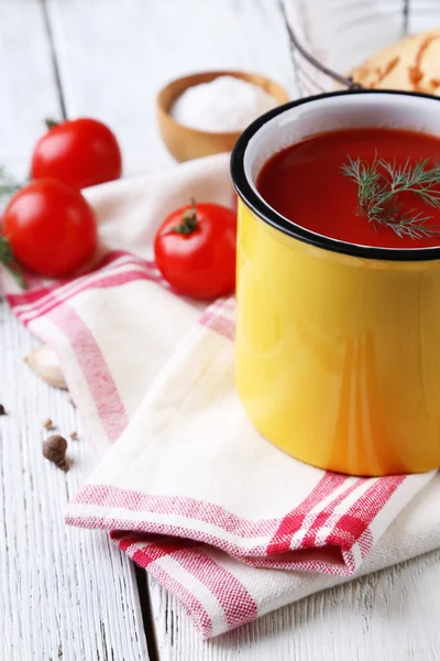 Hemlagad tomatsaft i färg mugg, bröd pinnar, kryddor och färska tomater på trä bakgrund — Stockfoto