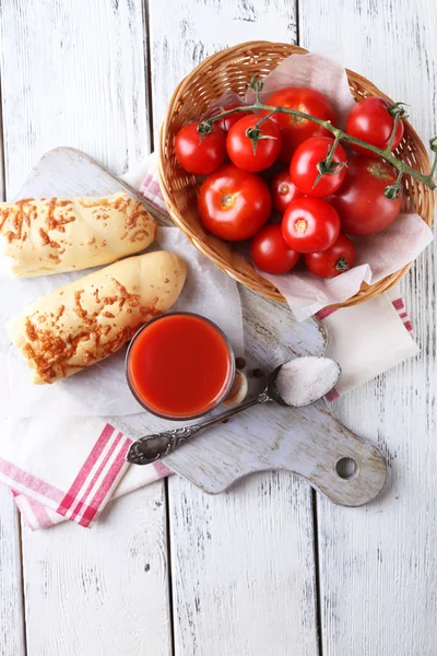 Jugo de tomate casero en taza de color, palitos de pan, especias y tomates frescos sobre fondo de madera —  Fotos de Stock