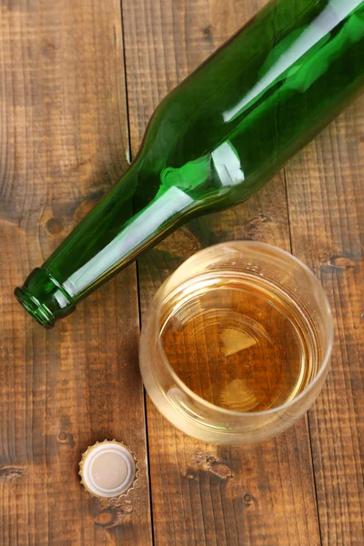 酒瓶和酒杯与冷饮，木制的背景上 — 图库照片