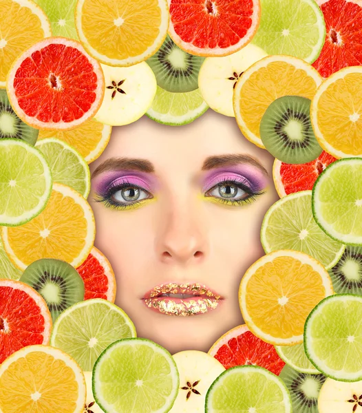果物フレームと女性美容顔クローズ アップ — ストック写真