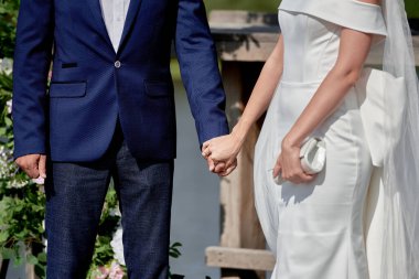 Mutlu gelin ve damat düğün töreninde el ele tutuşuyor, yer kopyası. Aşık düğün çifti, yeni evliler. Gelin buketi