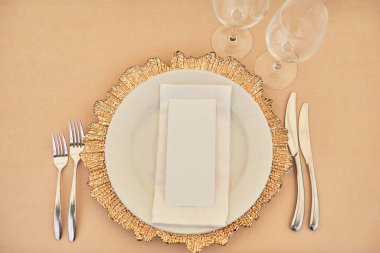 Masada boş beyaz tabak, peçete ve çatal bıçak takımı olan masa ayarları, kopyalama alanı. Menü modeli, düğün resepsiyonundaki yer. Restoranda düğün ziyafeti için servis edilen masa. Üst manzara, düz uzanma