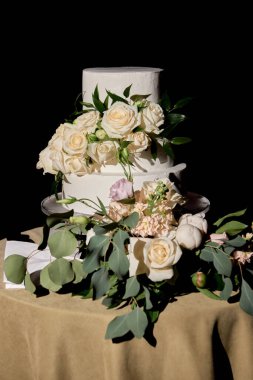 Zarif bir düğün ya da doğum günü pastası. Restorandaki masada taze gül çiçekleriyle süslenmiş, fotokopi odası. Tatil kavramı