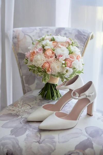 Букет Невесты Обувь Невесты Серьги Стуле Пространство Копирования Роскошные Свадебные — стоковое фото