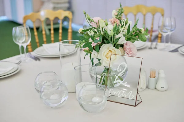 Beautiful Floral Arrangement Rose Flowers Greenery Wedding Table Restaurant Copy — Stock Photo, Image