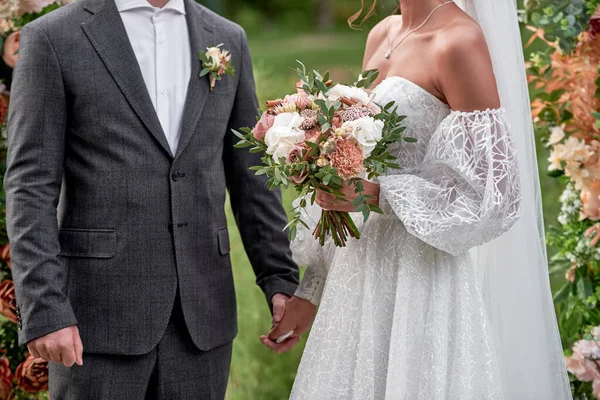 Glad Brud Och Brudgum Håller Hand Bröllopsceremoni Kopiera Utrymme Bröllopspar — Stockfoto