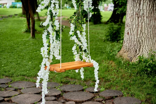 Columpio Boda Decorado Con Flores Blancas Colgando Árbol Jardín Espacio —  Fotos de Stock