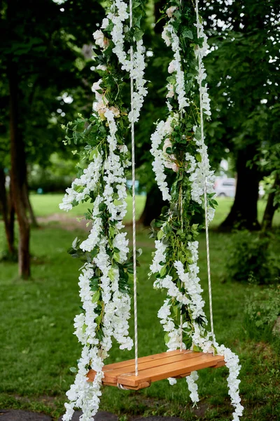 Columpio Boda Decorado Con Flores Blancas Colgando Árbol Jardín Espacio — Foto de Stock