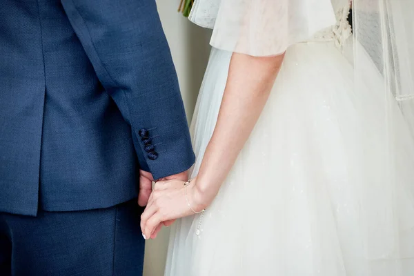 Noiva Feliz Noivo Mãos Dadas Cerimônia Casamento Espaço Cópia Casamento — Fotografia de Stock