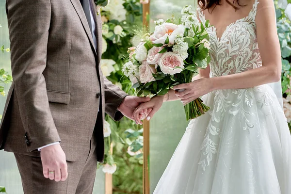 Gelukkige Bruid Bruidegom Houden Handen Huwelijksceremonie Kopieer Ruimte Bruiloft Paar — Stockfoto