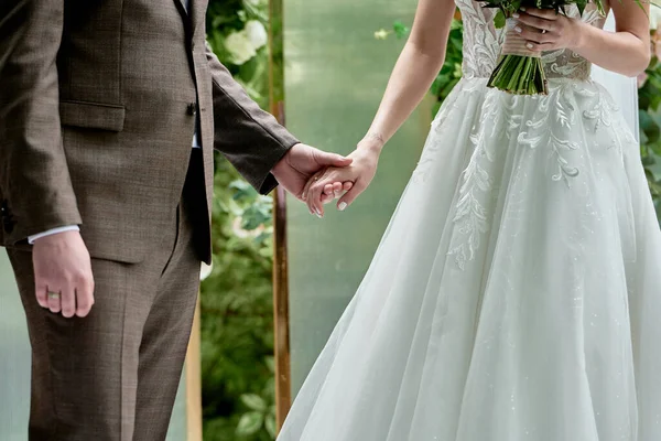 Glad Brud Och Brudgum Håller Hand Bröllopsceremoni Kopiera Utrymme Bröllopspar — Stockfoto