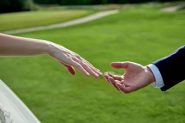 Mãos Casal Recém Casados Com Anéis Casamento Fundo Campo Golfe — Fotografia de Stock