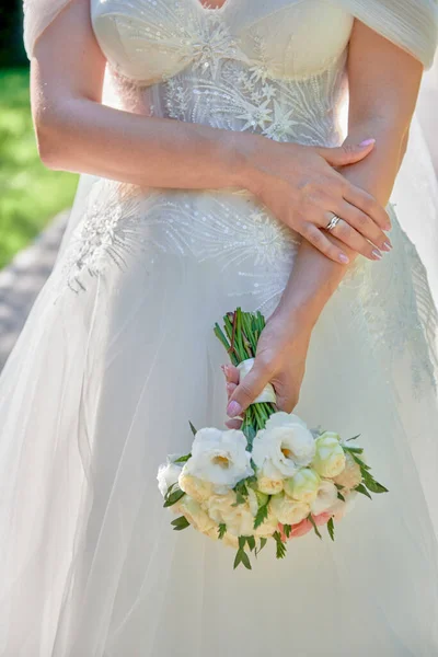 Porträt Der Schönen Braut Brautkleid Mit Brautstrauß Aus Weißen Und — Stockfoto