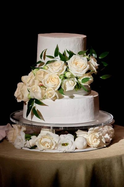 Elegancki Tort Weselny Lub Urodzinowy Ozdobiony Świeżymi Kwiatami Róż Stole — Zdjęcie stockowe
