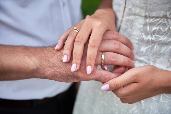 Nygifta Pars Händer Med Vigselringar Kopieringsutrymme Bröllopspar Brud Och Brudgum — Stockfoto