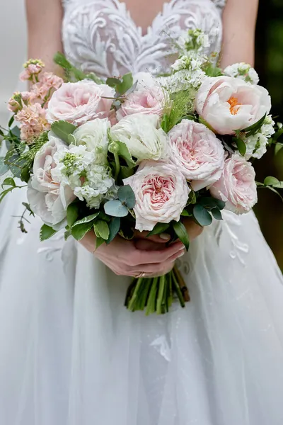 Портрет Красивой Невесты Свадебном Платье Свадебным Букетом Белых Розовых Розовых — стоковое фото