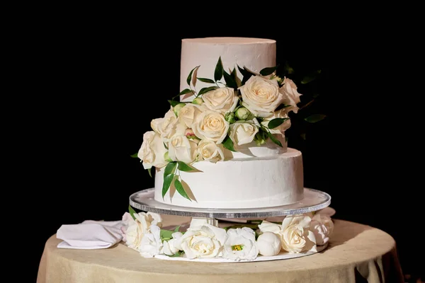 Элегантный Свадебный Праздничный Торт Украшенный Свежими Цветами Роз Столе Ресторане Стоковое Фото