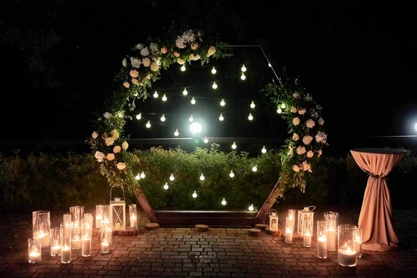 Nachtelijke Huwelijksceremonie Met Cirkel Boog Bloemen Gloeilampen Kaarsen Achtertuin Buiten Stockfoto
