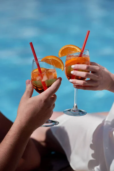 Paar Handen Toasten Met Aperol Spritz Cocktails Zomerfeest Bij Het Stockfoto