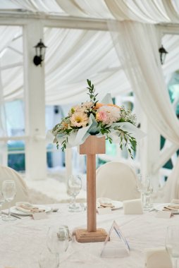 Restorandaki düğün masasında gül çiçekleri ve yeşillik güzel bir düzenleme, fotokopi odası. Lüks düğün süslemeleri. Tablo ayarı 