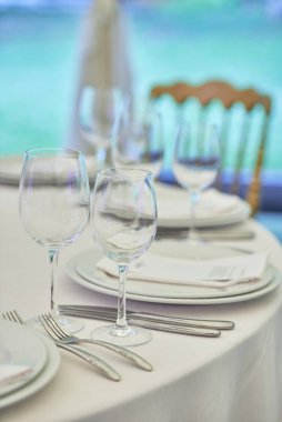 Masa seti, köpüklü şarap bardakları, beyaz peçeteli tabak ve çatal bıçak takımı, fotokopi alanı. Düğün resepsiyonunda. Restoranda düğün yemeği için servis edilen masa.