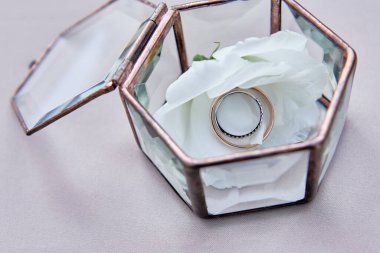 Masadaki cam kutuda iki altın alyans, kopyalama alanı. Düğün konsepti