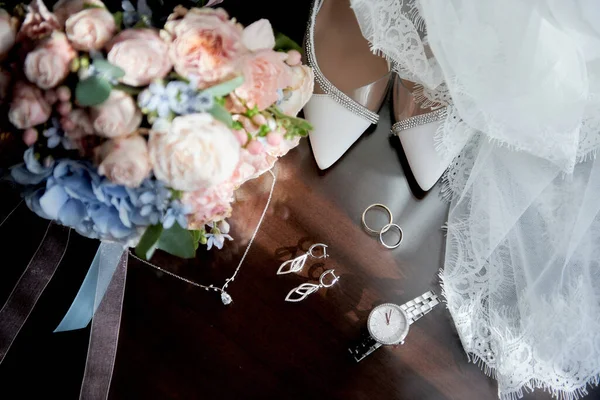Bruidsboeket Bruidsschoenen Trouwringen Lagers Houten Tafel Kopieerruimte Luxe Bruiloft Accessoires — Stockfoto