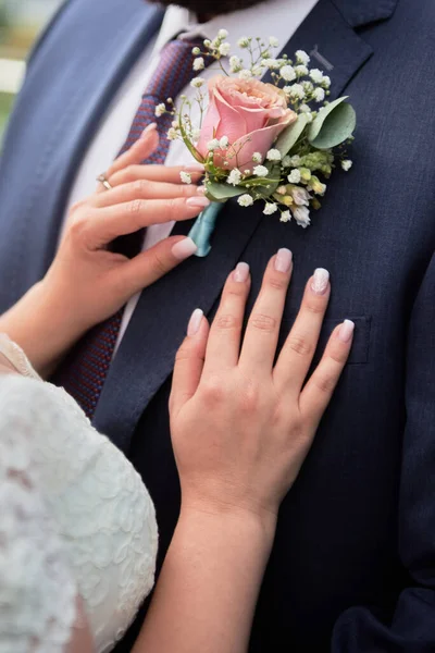 Närbild Bruden Sätta Boutonniere Till Brudgummen Smoking Kopiera Utrymme Bröllopspar — Stockfoto