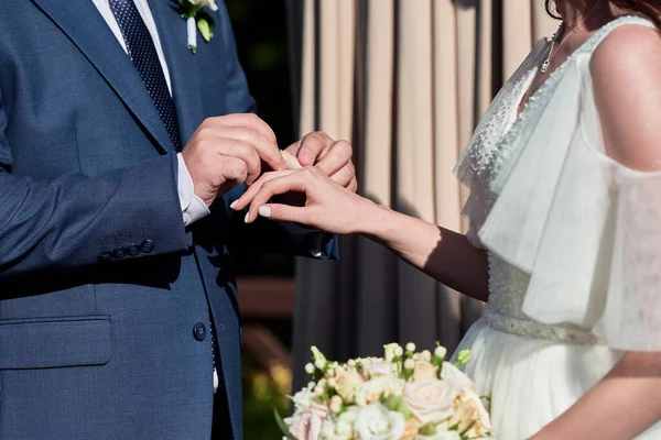 Brilho Terno Azul Que Põe Anel Casamento Dedo Noiva Cerimônia — Fotografia de Stock