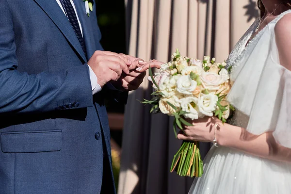 Brilho Terno Azul Que Põe Anel Casamento Dedo Noiva Cerimônia — Fotografia de Stock