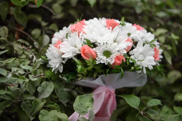 Close Buquê Nupcial Flores Rosa Branco Com Fita Cetim Fundo — Fotografia de Stock